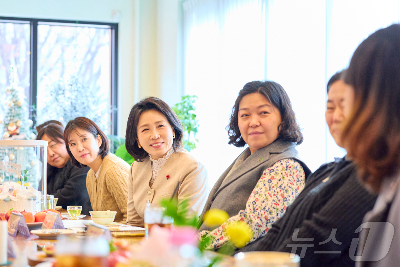 (서울=뉴스1) 이재명 기자 = 김혜경 여사가 지난 11일 충북 청주의 한 카페에서 ‘맘스캠프’ 회원들과 차담회를 갖고 육아와 여성 일자리 등 다양한 현안에 대해 소통하고 있다. …