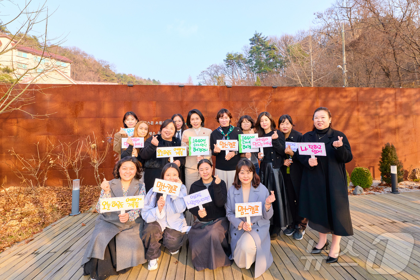 (서울=뉴스1) 이재명 기자 = 김혜경 여사가 지난 11일 충북 청주의 한 카페에서 ‘맘스캠프’ 회원들과 기념촬영을 하고 있다. (대통령실 제공. 재판매 및 DB 금지)  2025 …