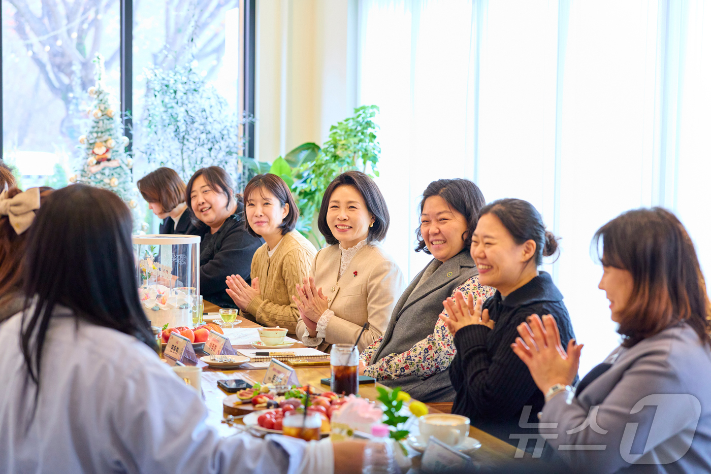 (서울=뉴스1) 이재명 기자 = 김혜경 여사가 지난 11일 충북 청주의 한 카페에서 ‘맘스캠프’ 회원들과 차담회를 갖고 육아와 여성 일자리 등 다양한 현안에 대해 소통하고 있다. …