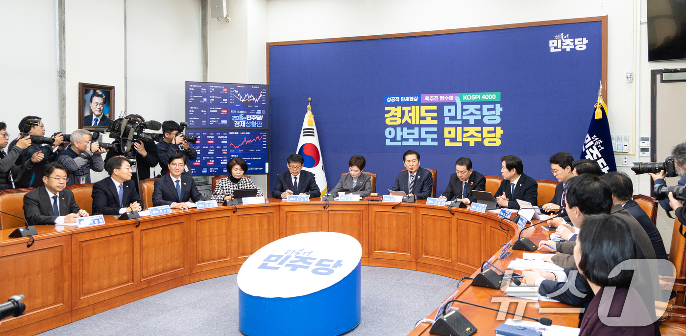 (서울=뉴스1) 이승배 기자 = 정청래 더불어민주당 대표가 12일 서울 여의도 국회에서 열린 최고위원회의에서 모두발언하고 있다. 2025.12.12/뉴스1