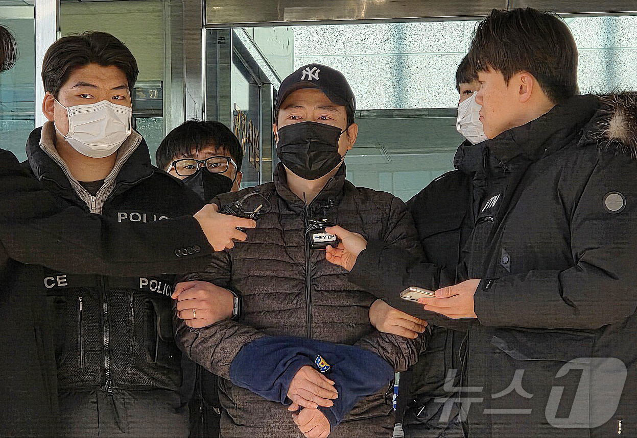 (천안=뉴스1) 최형욱 기자 = 검찰에 송치된 '천안 층간소음 살해' 피의자 양민준이 12일 천안시 동남경찰서를 나서며 취재진 질문에 대답하고 있다. 2025.12.12/뉴스1