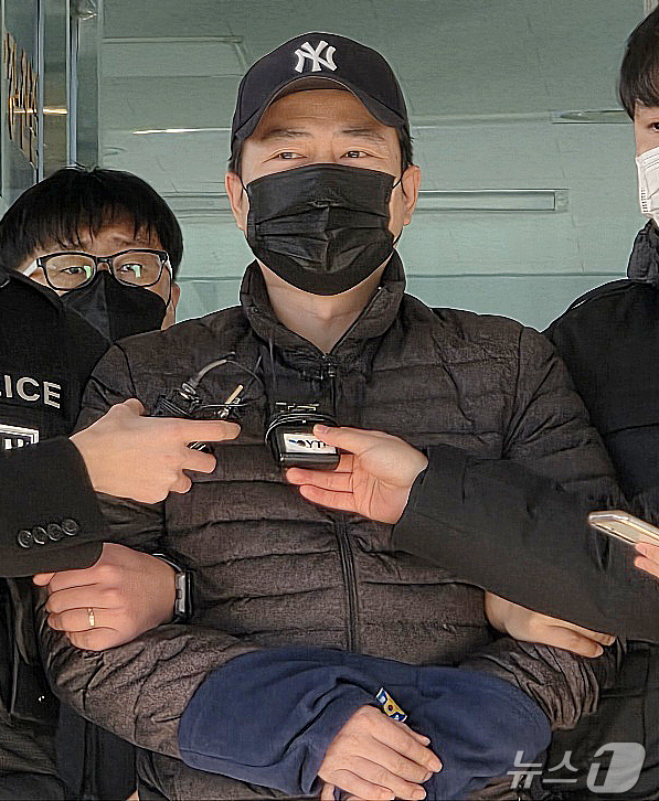 (천안=뉴스1) 최형욱 기자 = 검찰에 송치된 '천안 층간소음 살해' 피의자 양민준이 12일 천안 동남경찰서를 나서며 취재진 질문에 답하고 있다. 2025.12.12/뉴스1