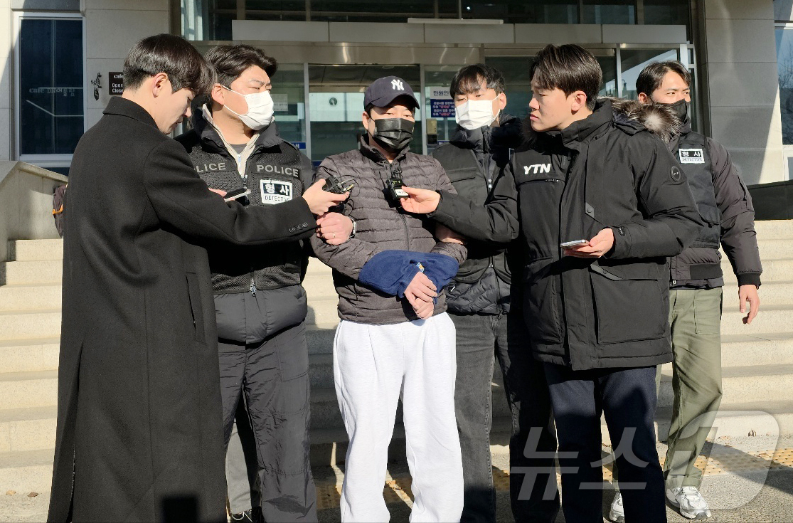 (천안=뉴스1) 최형욱 기자 = 검찰에 송치된 '천안 층간소음 살해' 피의자 양민준이 12일 천안 동남경찰서를 나서며 취재진 질문에 답하고 있다. 2025.12.12/뉴스1