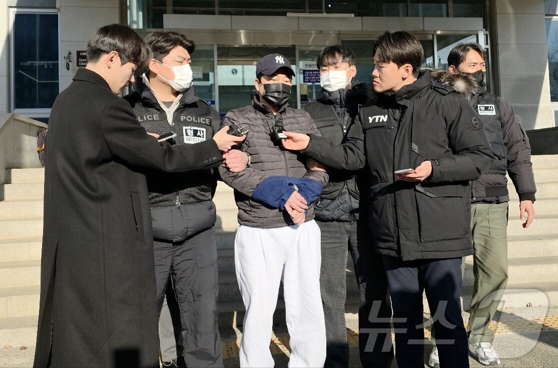 본문 이미지 - 검찰에 송치된 &#39;천안 층간소음 살해&#39; 피의자 양민준이 12일 천안 동남경찰서를 나서며 취재진 질문에 답하고 있다. 2025.12.12/뉴스1 ⓒ News1 최형욱 기자