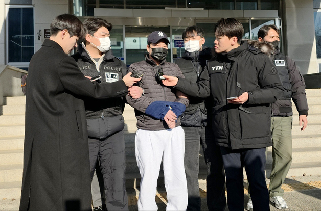 취재진 질문에 답하는 양민준