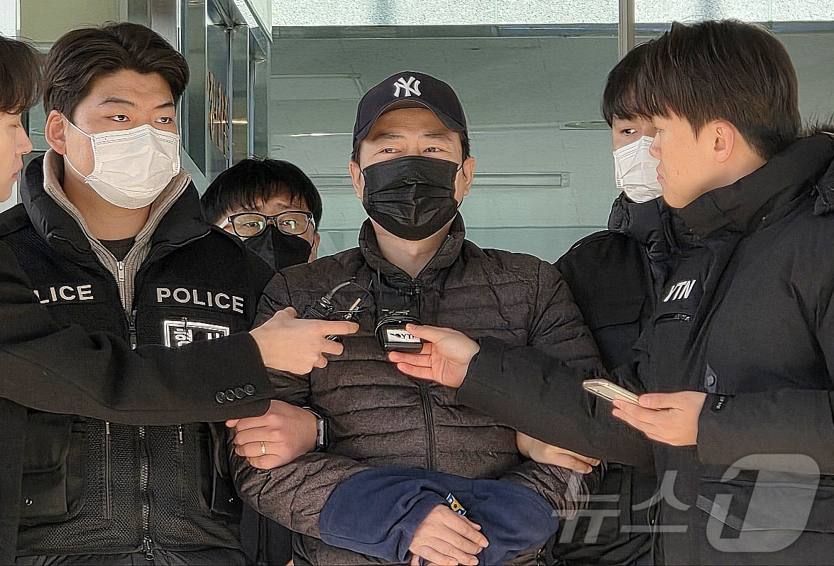 (천안=뉴스1) 최형욱 기자 = 검찰에 송치된 '천안 층간소음 살해' 피의자 양민준이 12일 천안 동남경찰서를 나서며 취재진 질문에 답하고 있다. 2025.12.12/뉴스1