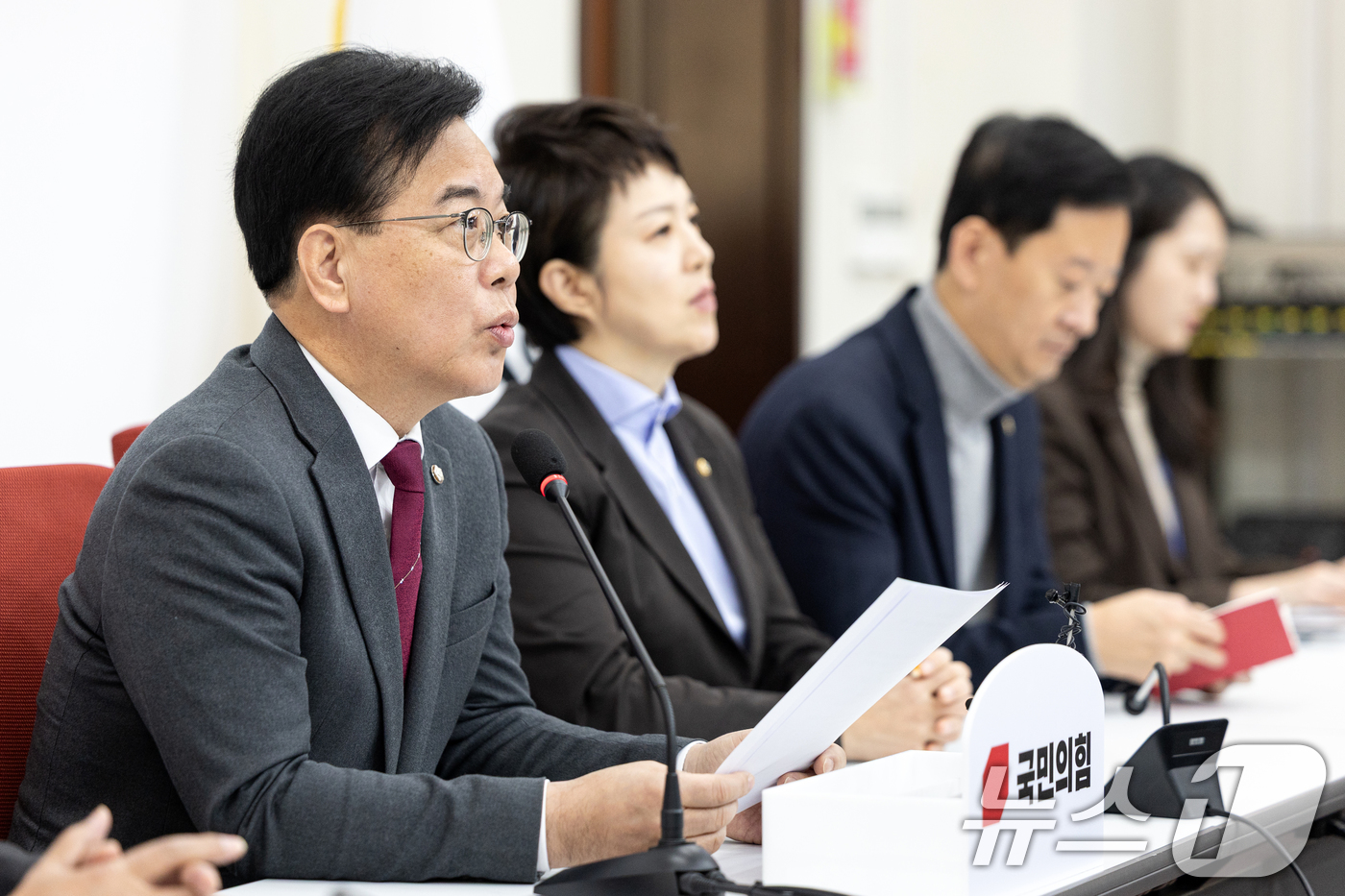 (서울=뉴스1) 이승배 기자 = 송언석 국민의힘 원내대표가 12일 서울 여의도 국회에서 열린 기자간담회에서 발언하고 있다. 2025.12.12/뉴스1