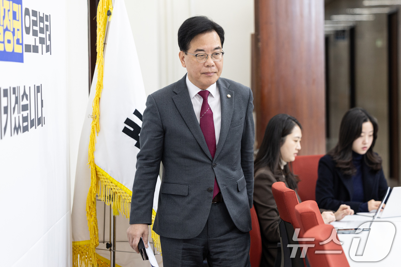 (서울=뉴스1) 이승배 기자 = 송언석 국민의힘 원내대표가 12일 서울 여의도 국회에서 열린 기자간담회에 참석하고 있다. 2025.12.12/뉴스1