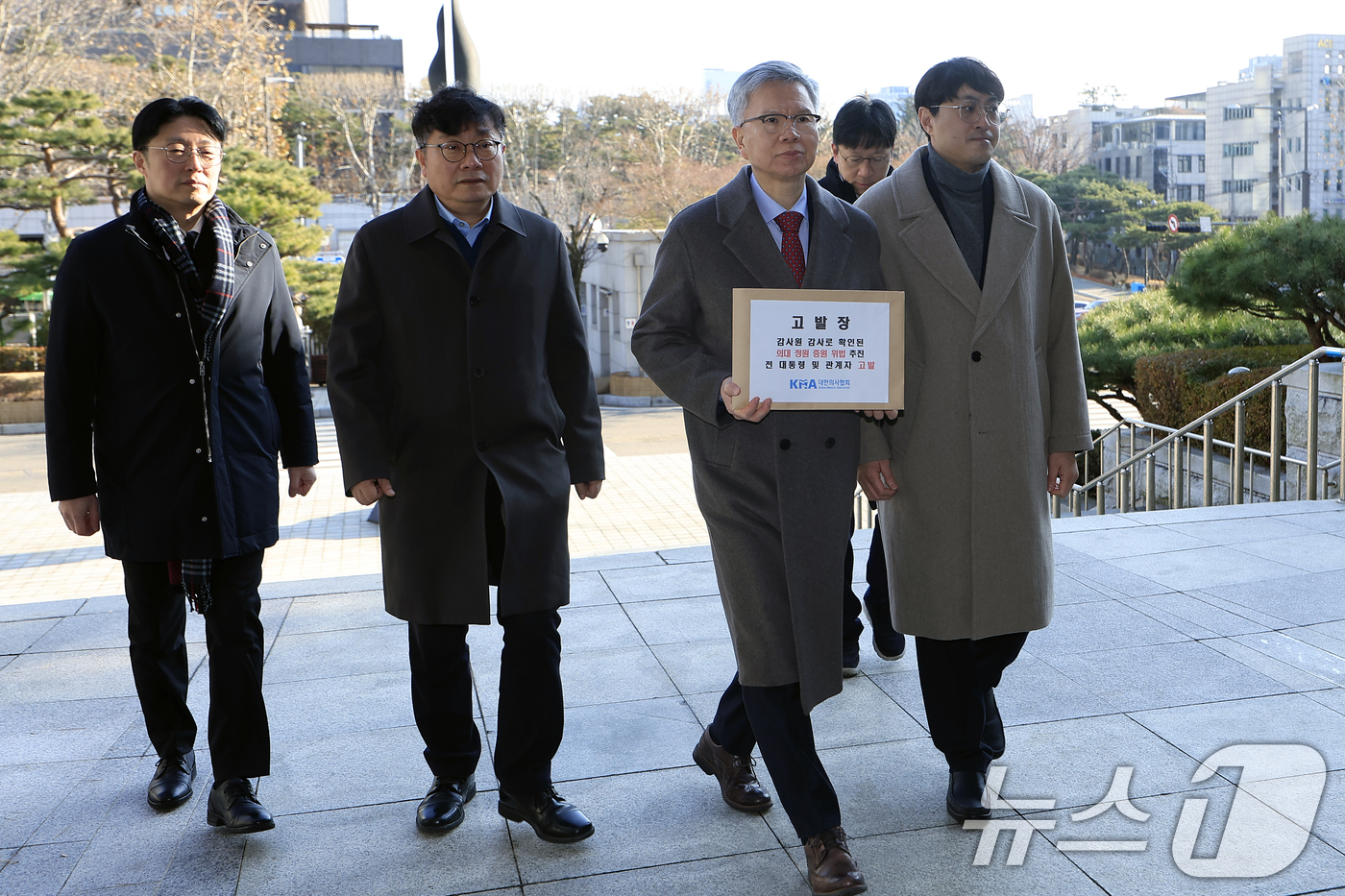 (서울=뉴스1) 박정호 기자 = 김택우 대한의사협회 회장과 관계자 등이 12일 오전 서울 서초동 대검찰청 앞에서 감사원 감사로 확인된 의대 정원 증원 위법 추진한 전 대통령 및 관 …