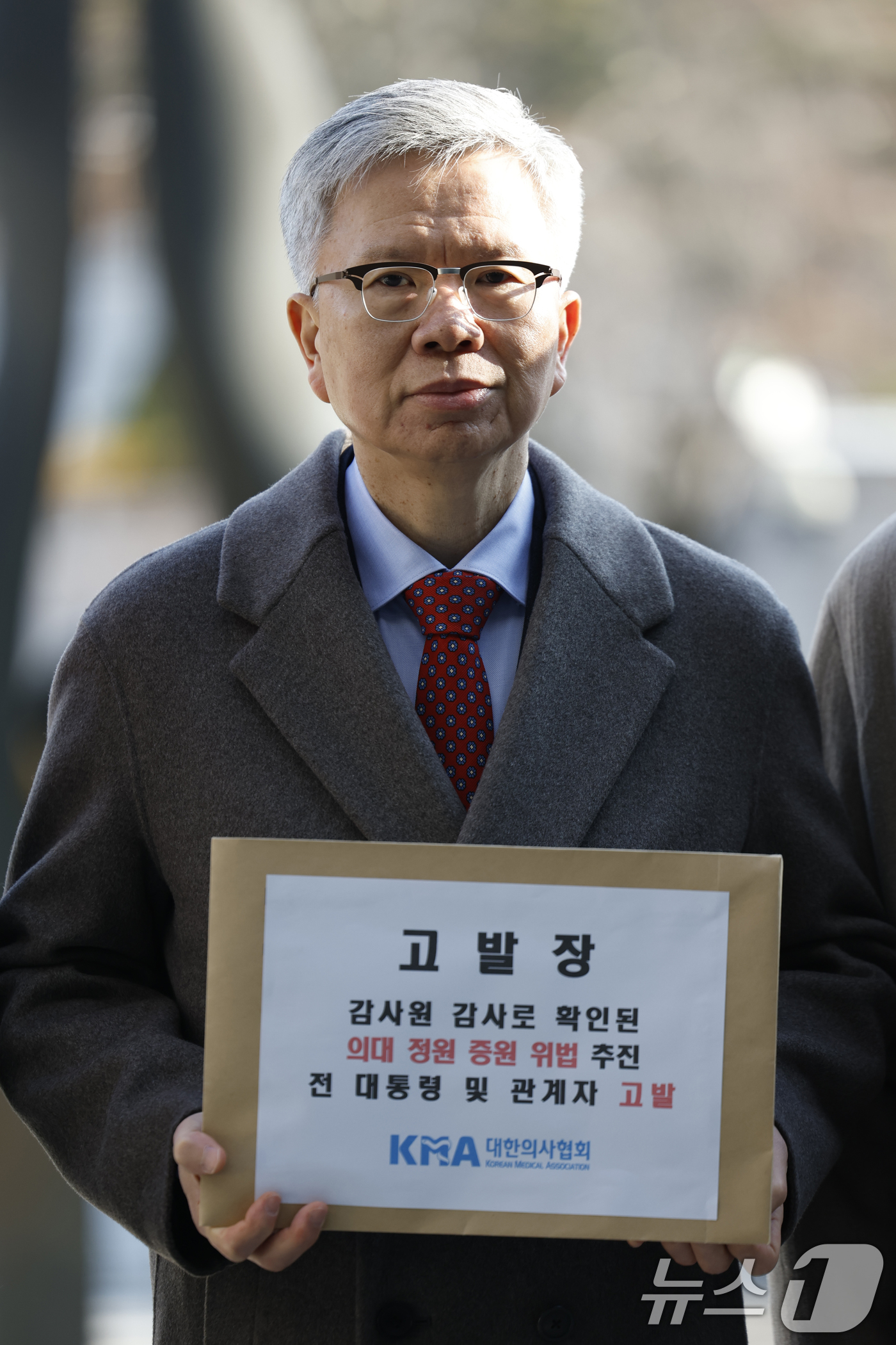 (서울=뉴스1) 박정호 기자 = 김택우 대한의사협회 회장이 12일 오전 서울 서초동 대검찰청 앞에서 감사원 감사로 확인된 의대 정원 증원 위법 추진한 전 대통령 및 관계자 고발 기 …