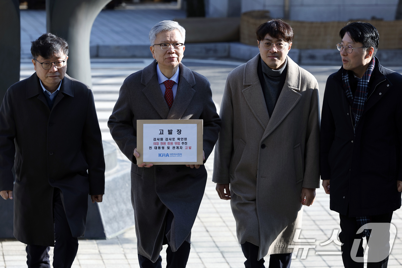 (서울=뉴스1) 박정호 기자 = 김택우 대한의사협회 회장과 관계자 등이 12일 오전 서울 서초동 대검찰청 앞에서 감사원 감사로 확인된 의대 정원 증원 위법 추진한 전 대통령 및 관 …