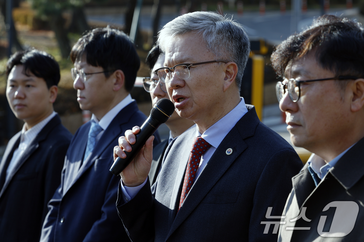 (서울=뉴스1) 박정호 기자 = 김택우 대한의사협회 회장과 관계자 등이 12일 오전 서울 서초동 대검찰청 앞에서 감사원 감사로 확인된 의대 정원 증원 위법 추진한 전 대통령 및 관 …