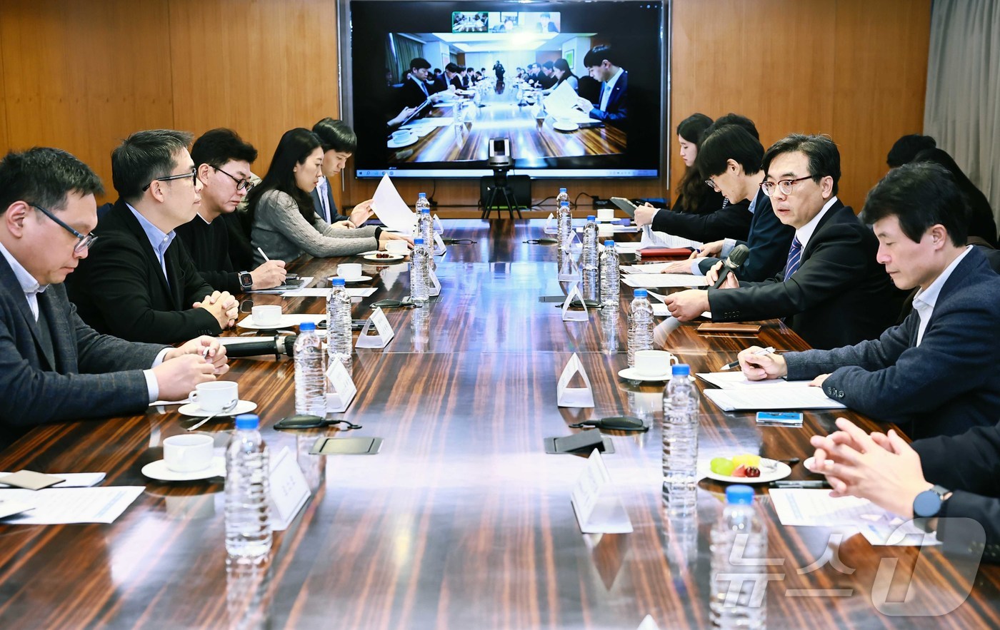 (서울=뉴스1) = 박정성 산업통상자원부 통상차관보가 12일 오전 서울 소공동 롯데호텔에서 열린 '멕시코 수입관세 인상관련 민관합동 점검회의'를 주재하고 있다. (산업통상자원부 제 …