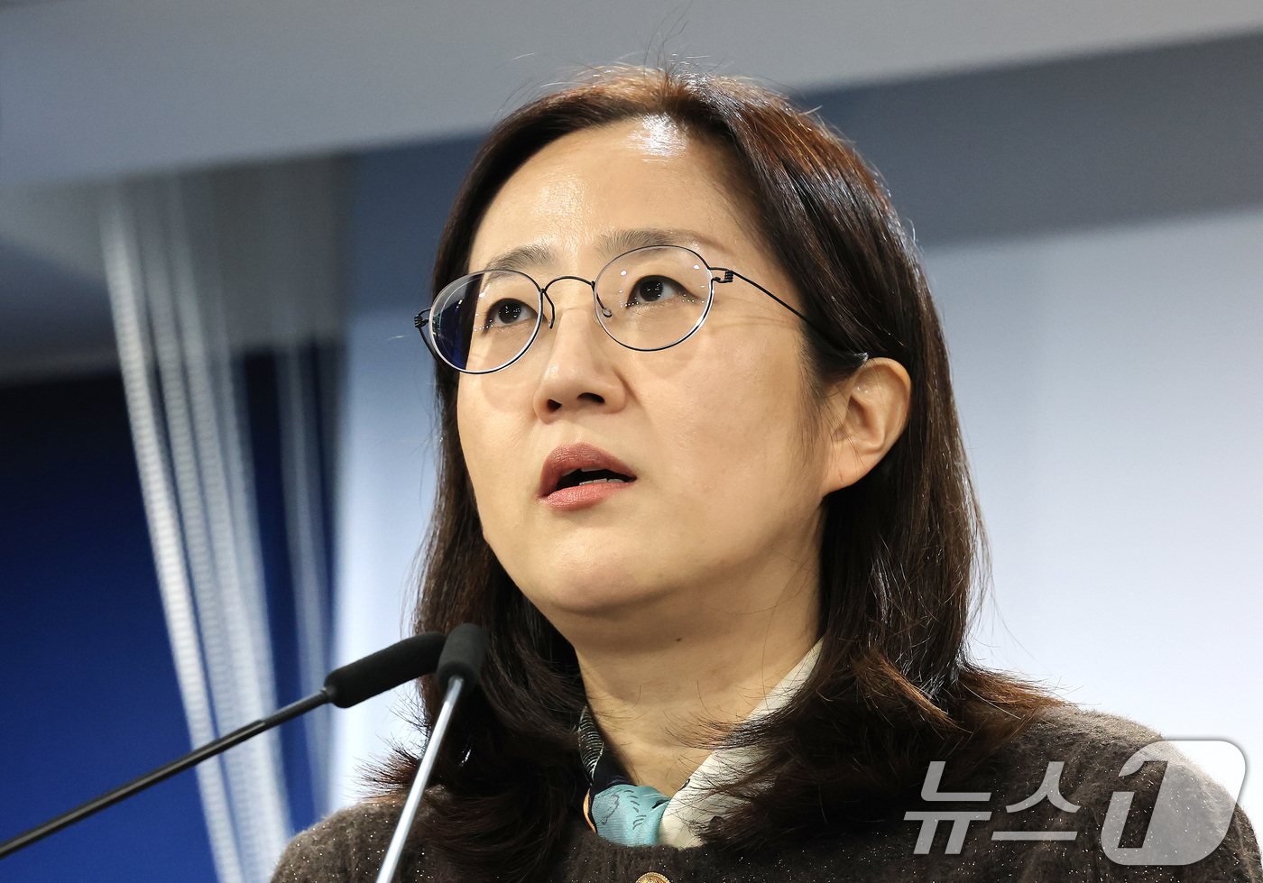 (서울=뉴스1) 임세영 기자 = 장윤정 통일부 부대변인이 12일 서울 종로구 정부서울청사에서 정례브리핑을 하고 있다.  2025.12.12/뉴스1