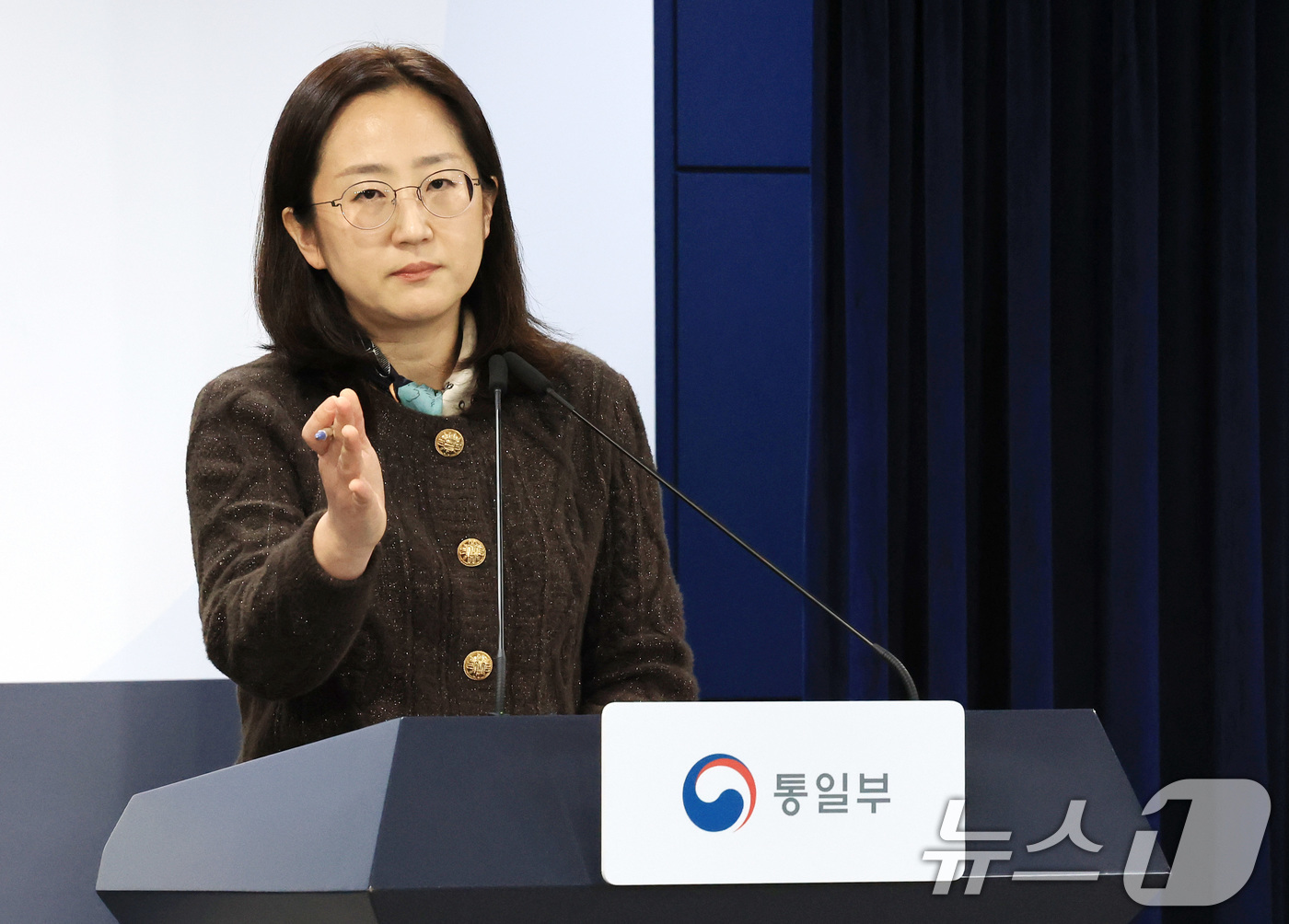 (서울=뉴스1) 임세영 기자 = 장윤정 통일부 부대변인이 12일 서울 종로구 정부서울청사에서 정례브리핑을 하고 있다.  2025.12.12/뉴스1