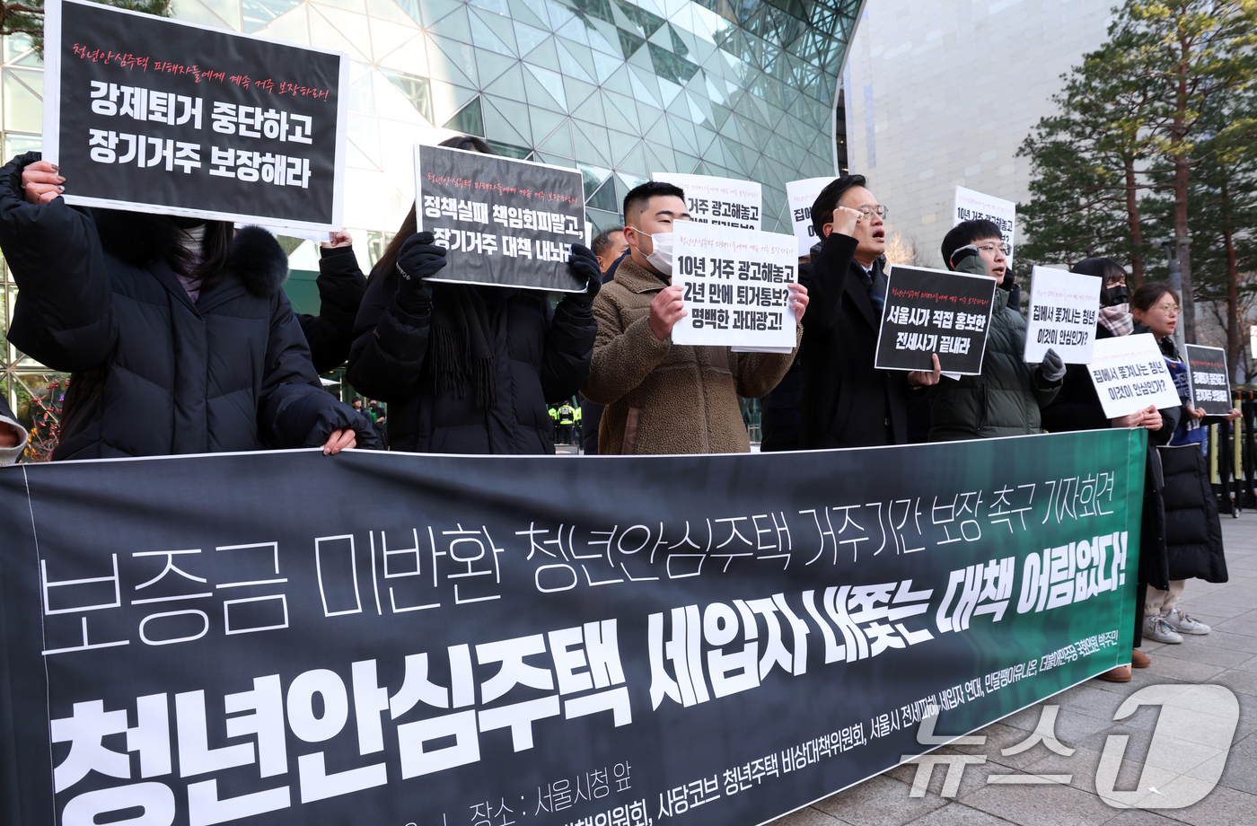 (서울=뉴스1) 김명섭 기자 = 박주민 더불어민주당 국회의원이 12일 오전 서울 중구 서울시청 앞에서 열린 보증금미반환 청년안심주택 거주기간 보장 촉구 기자회견에서 구호를 외치고 …