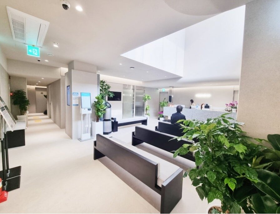 본문 이미지 - 지하1층이지만 천장을 뚫어 채광을 확보한 N동물의료센터 대기실 전경&#40;병원 제공&#41; ⓒ 뉴스1