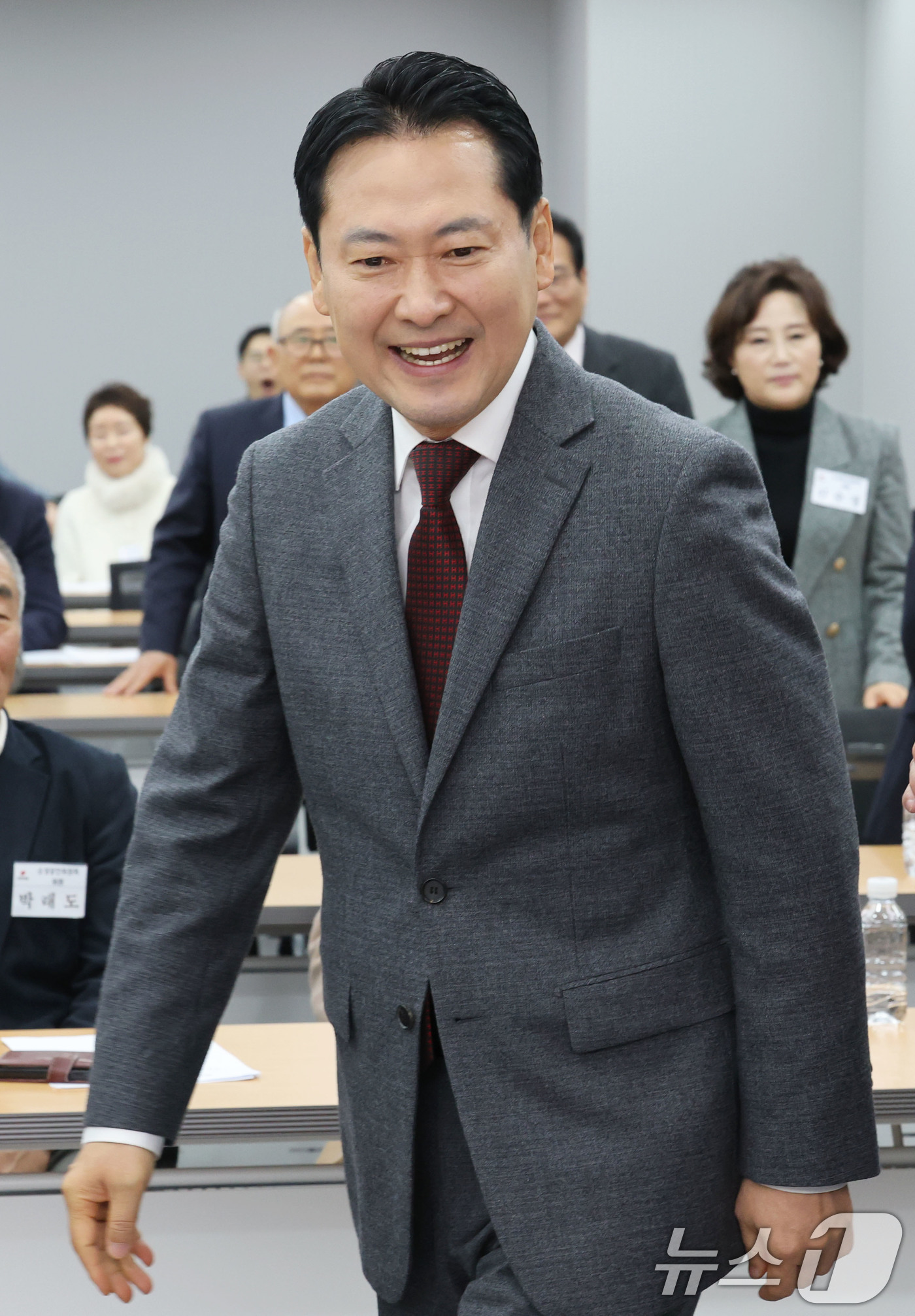 (서울=뉴스1) 이광호 기자 = 장동혁 국민의힘 대표가 12일 오전 서울 여의도 중앙당사에서 열린 소상공인위원회 임명장 수여식 및 1차 회의에 참석하고 있다.  2025.12.12 …