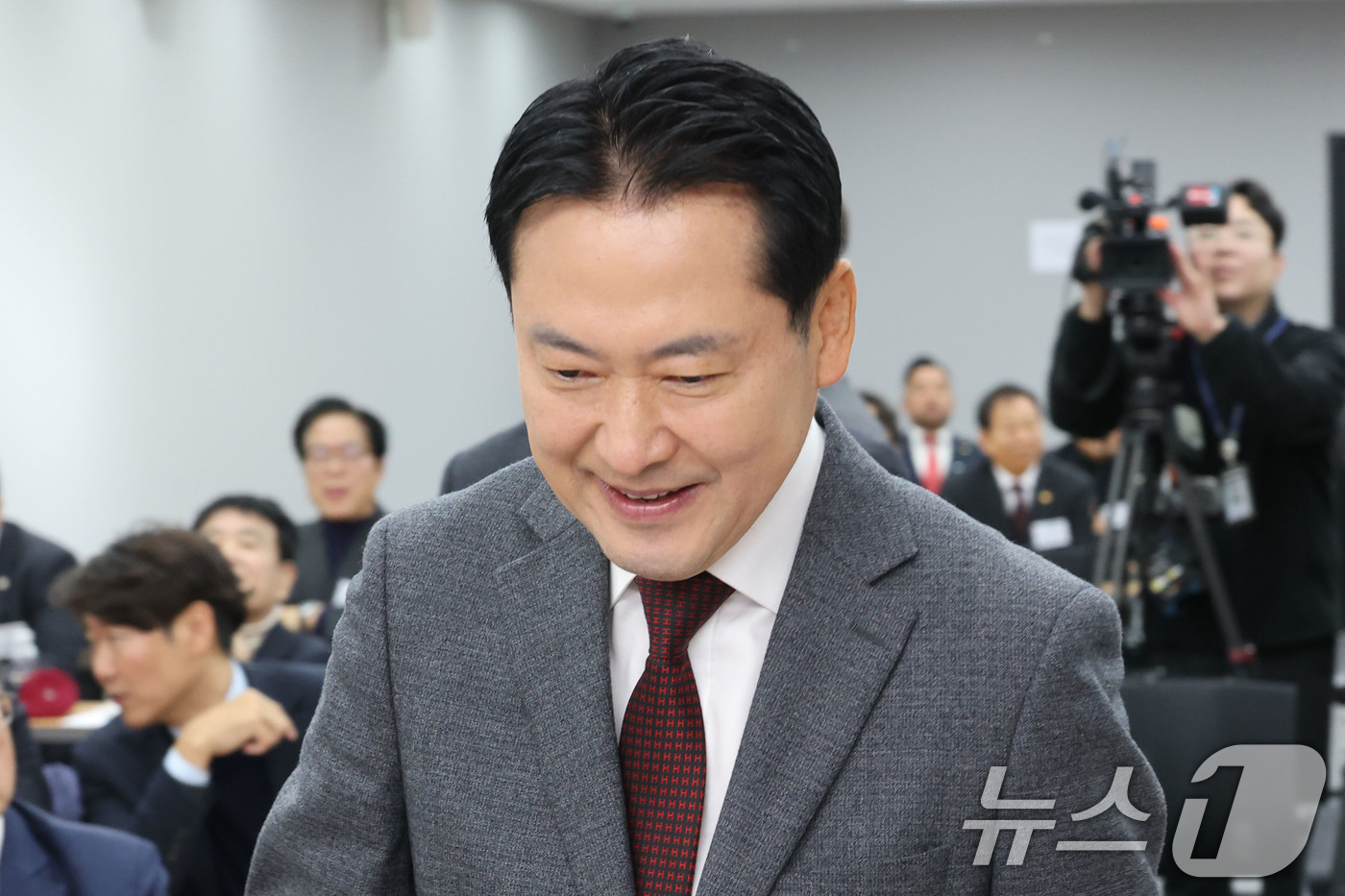 (서울=뉴스1) 이광호 기자 = 장동혁 국민의힘 대표가 12일 오전 서울 여의도 중앙당사에서 열린 소상공인위원회 임명장 수여식 및 1차 회의에 참석하고 있다.  2025.12.12 …