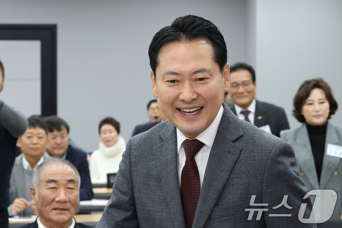 (서울=뉴스1) 이광호 기자 = 장동혁 국민의힘 대표가 12일 오전 서울 여의도 중앙당사에서 열린 소상공인위원회 임명장 수여식 및 1차 회의에 참석하고 있다.  2025.12.12 …