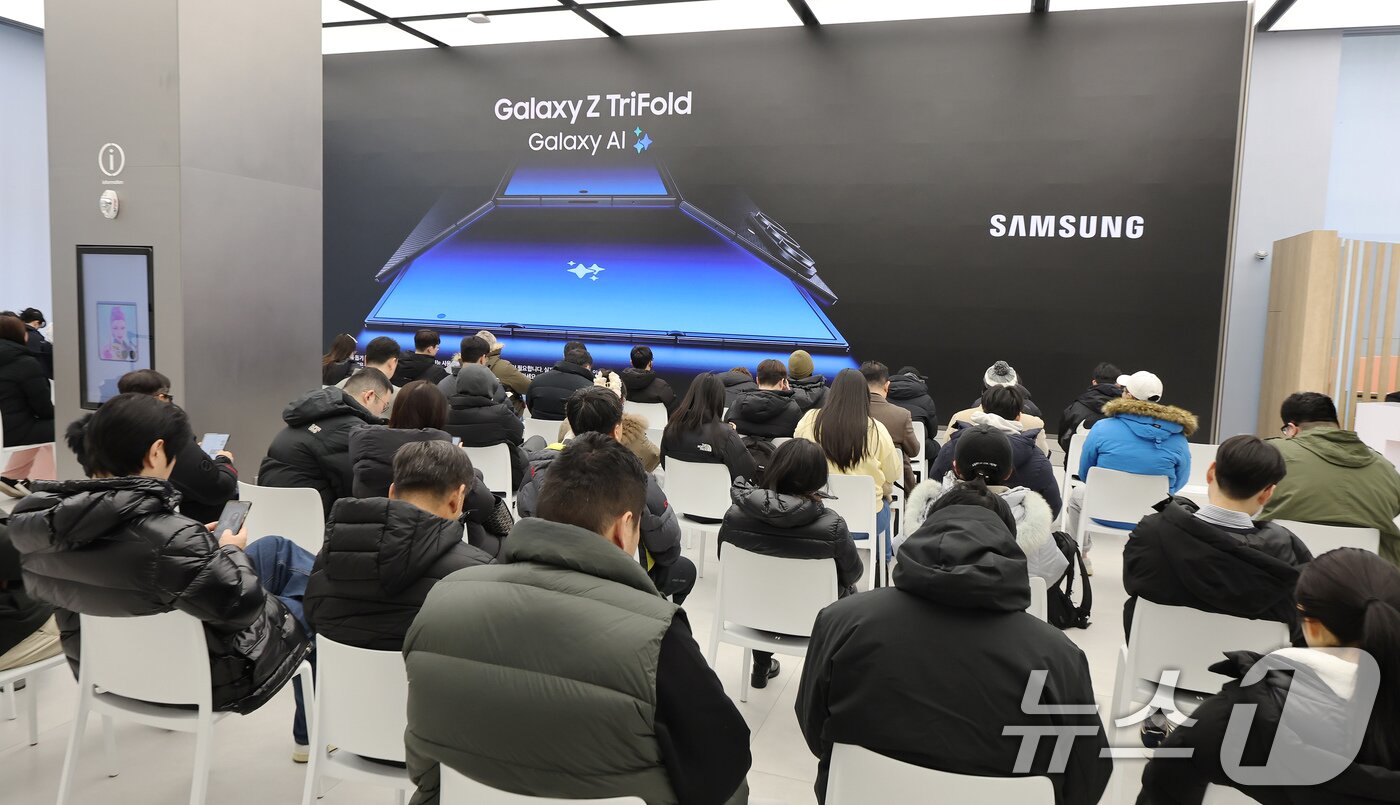 본문 이미지 - 갤럭시 Z 트라이폴드가 출시된 12일 오전 서울 서초구 삼성 강남을 찾은 방문객들이 제품을 구매하기 위해 대기하고 있다. 2025.12.12/뉴스1 ⓒ News1 장수영 기자
