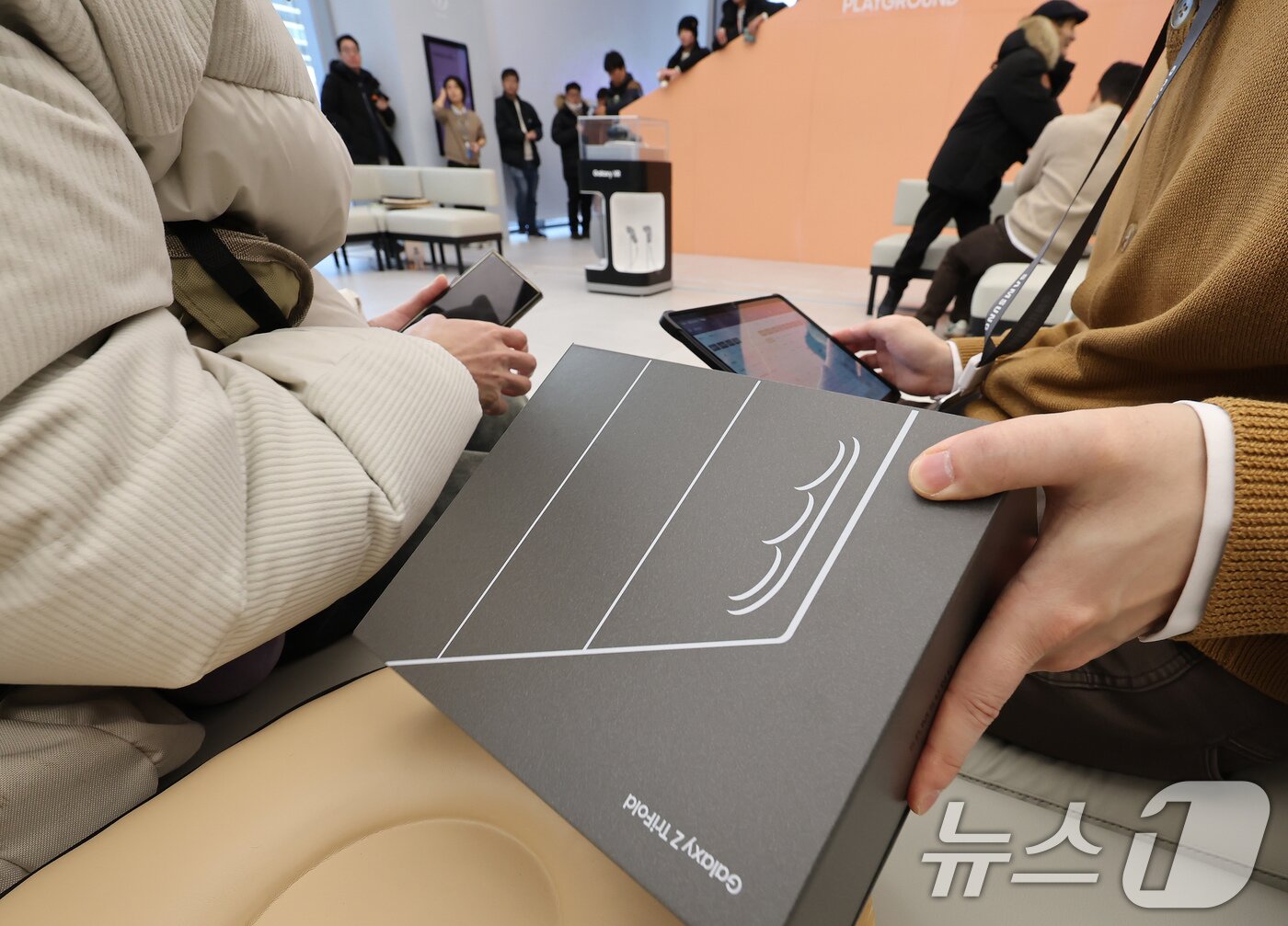본문 이미지 - 갤럭시 Z 트라이폴드가 출시된 12일 오전 서울 서초구 삼성 강남을 찾은 방문객들이 제품을 구매하고 있다. 2025.12.12/뉴스1 ⓒ News1 장수영 기자