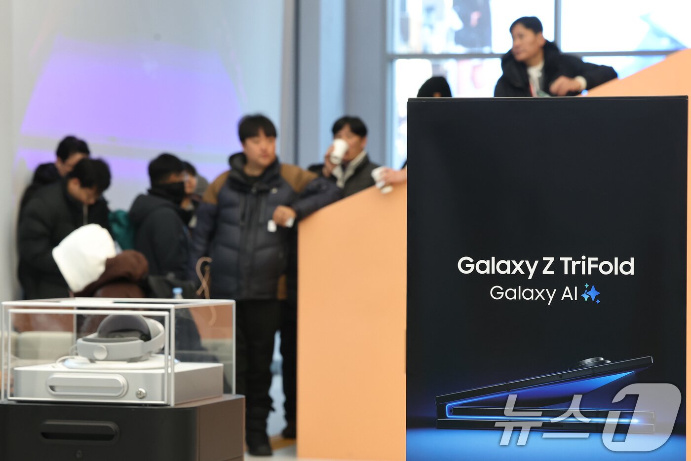 본문 이미지 - 갤럭시 Z 트라이폴드가 출시된 12일 오전 서울 서초구 삼성 강남을 찾은 방문객들이 제품을 구매하기 위해 대기하고 있다. 2025.12.12/뉴스1 ⓒ News1 장수영 기자
