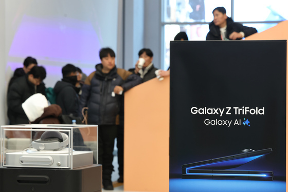 '두 번 접는 삼성폰' 출시…KT 차기 대표 후보 3명 압축