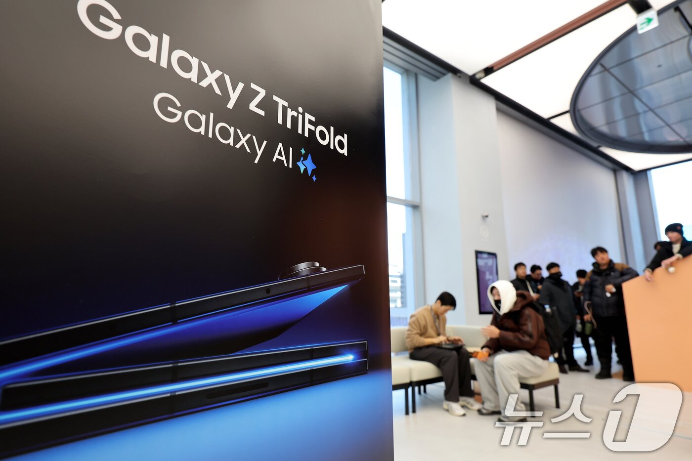 본문 이미지 - 갤럭시 Z 트라이폴드가 출시된 12일 오전 서울 서초구 삼성 강남을 찾은 방문객들이 제품을 구매하고 있다. 2025.12.12/뉴스1 ⓒ News1 장수영 기자