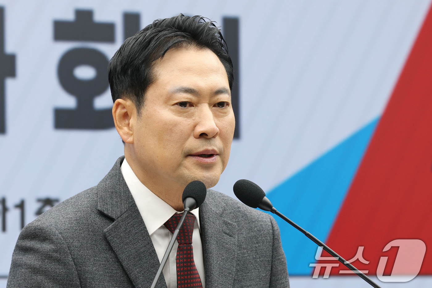 (서울=뉴스1) 이광호 기자 = 장동혁 국민의힘 대표가 12일 오전 서울 여의도 중앙당사에서 열린 소상공인위원회 임명장 수여식 및 1차 회의에서 발언하고 있다. 2025.12.12 …