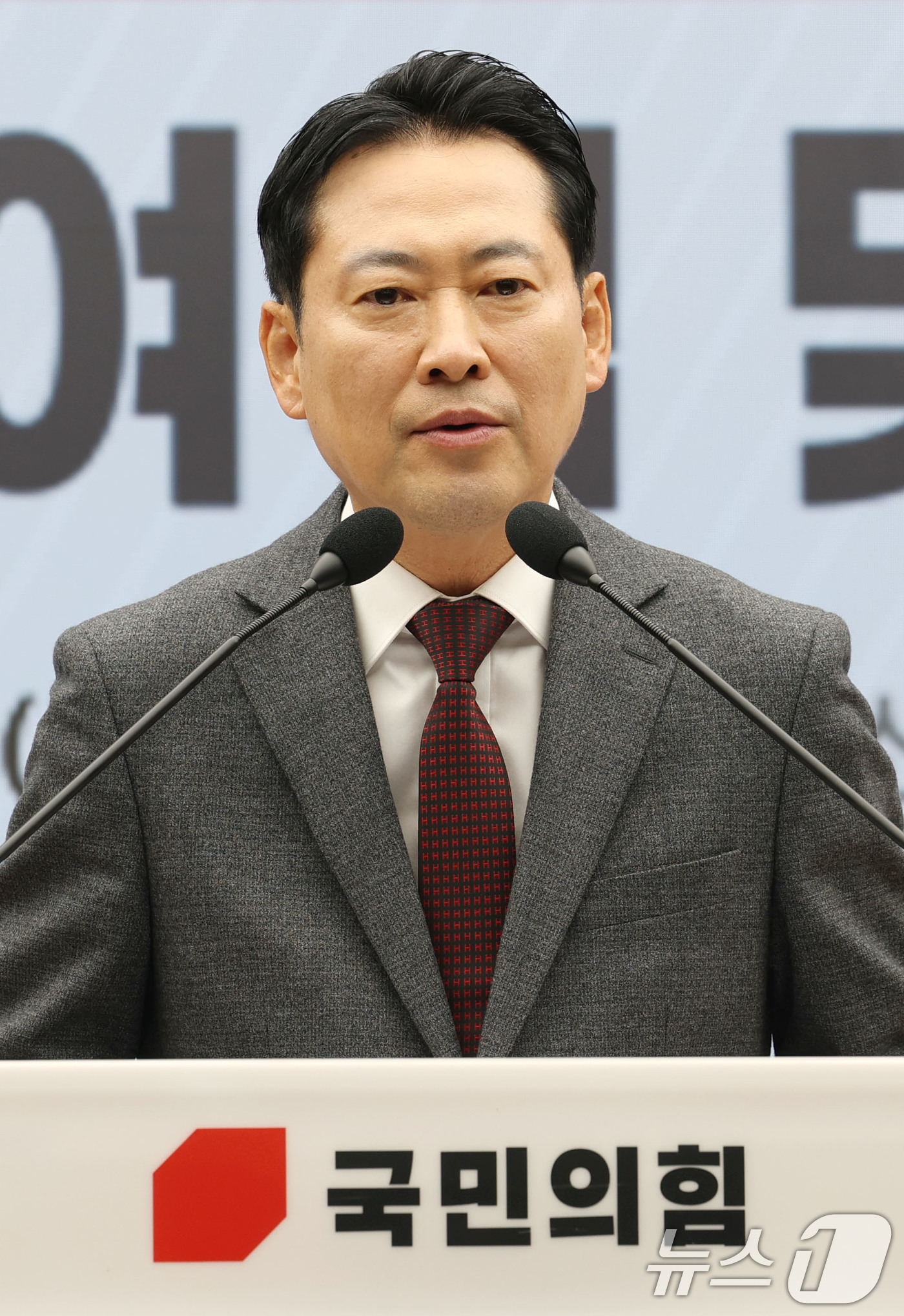 (서울=뉴스1) 이광호 기자 = 장동혁 국민의힘 대표가 12일 오전 서울 여의도 중앙당사에서 열린 소상공인위원회 임명장 수여식 및 1차 회의에서 발언하고 있다. 2025.12.12 …