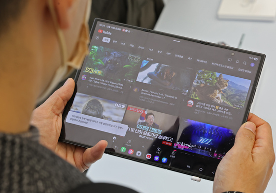 태블릿 수준 화면 크기 자랑하는 갤럭시 Z 트라이폴드