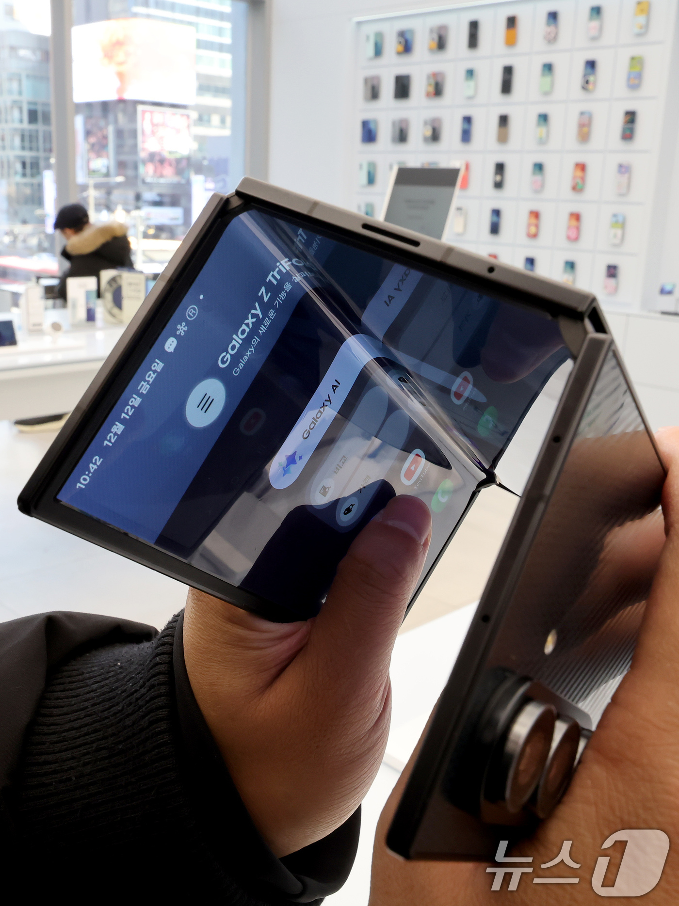 (서울=뉴스1) 장수영 기자 = 갤럭시 Z 트라이폴드가 출시된 12일 오전 서울 서초구 삼성 강남에 제품이 전시돼 있다. 2025.12.12/뉴스1