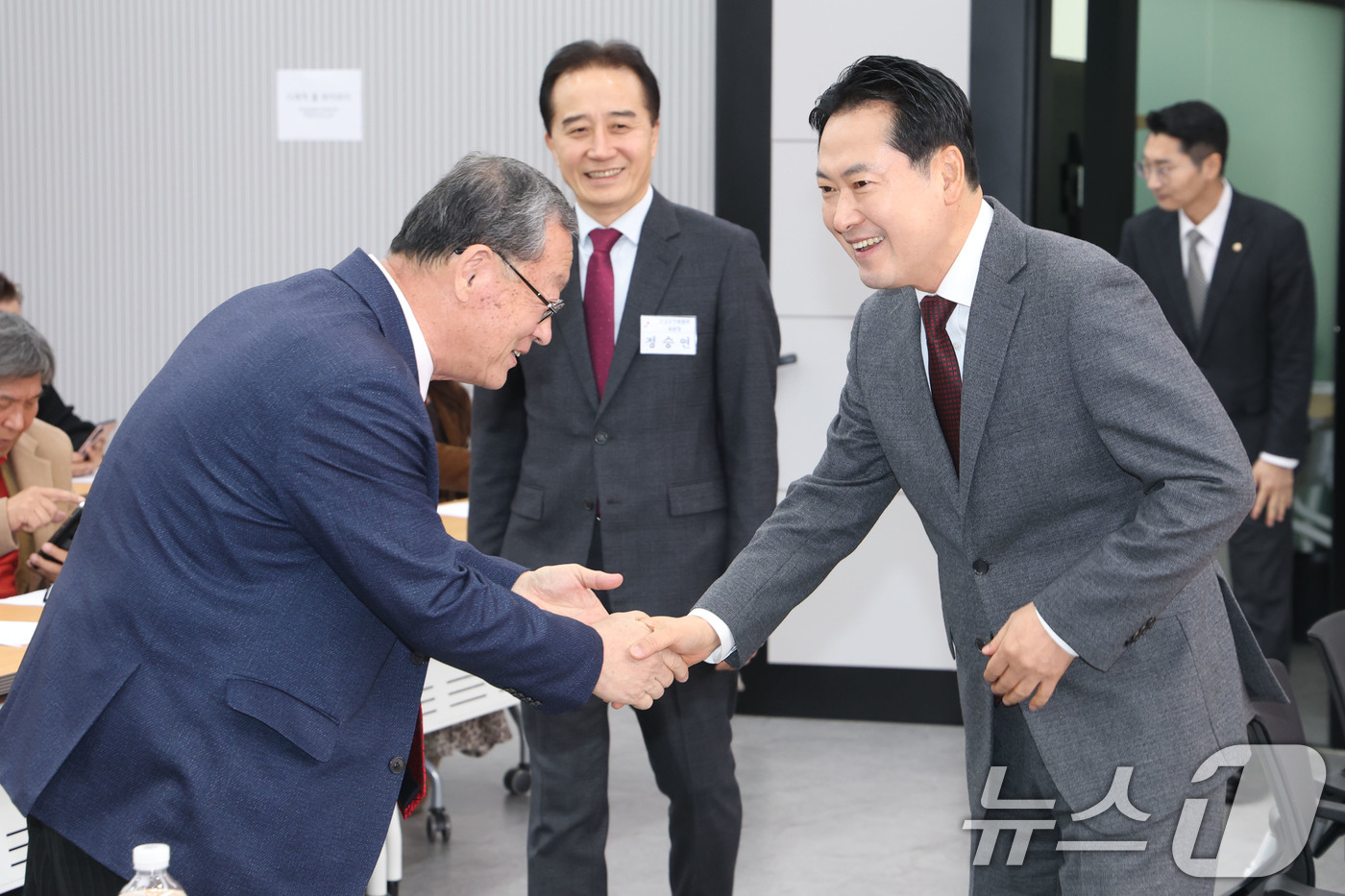 (서울=뉴스1) 이광호 기자 = 장동혁 국민의힘 대표가 12일 오전 서울 여의도 중앙당사에서 열린 소상공인위원회 임명장 수여식 및 1차 회의에서 참석자들과 인사하고 있다. 2025 …