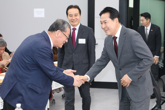 인사나누는 장동혁 대표