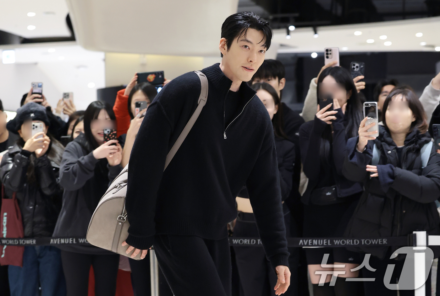 (서울=뉴스1) 권현진 기자 = 배우 김우빈이 12일 서울 송파구 롯데 에비뉴엘 잠실점에서 열린 ‘ALO 홀리데이 팝업’ 기념 포토콜 행사에 참석하고 있다. 2025.12.12/뉴 …