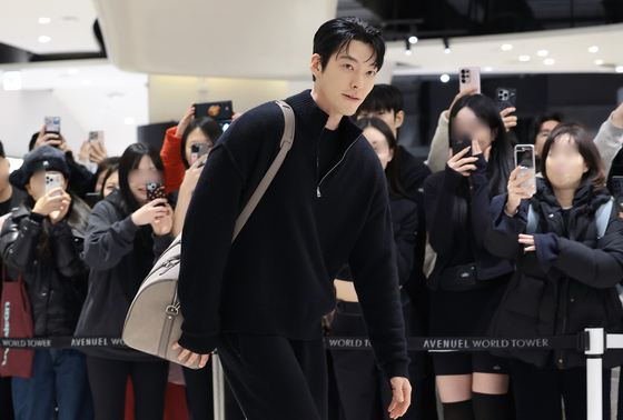 '신민아♥' 김우빈, 팬들 응원 받으며 롯데몰 나들이