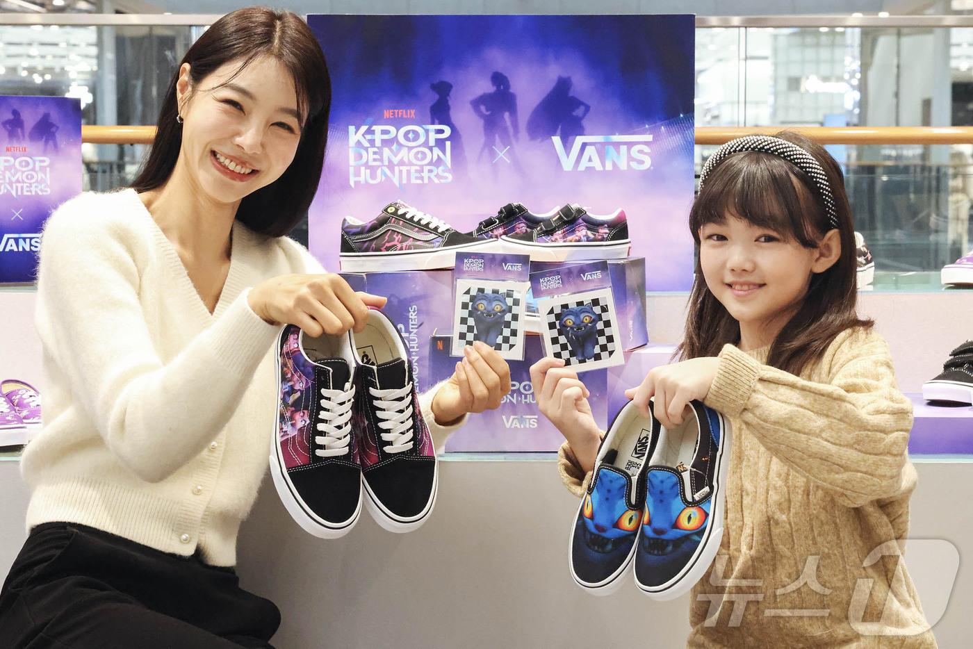 (서울=뉴스1) = 신세계백화점이 서울 강남 신세계백화점 8층 보이드에서 오는 18일까지 오리지널 액션 스포츠/라이프스타일 브랜드 ‘반스’와 넷플릭스 글로벌 화제작 ‘케이팝 데몬 …