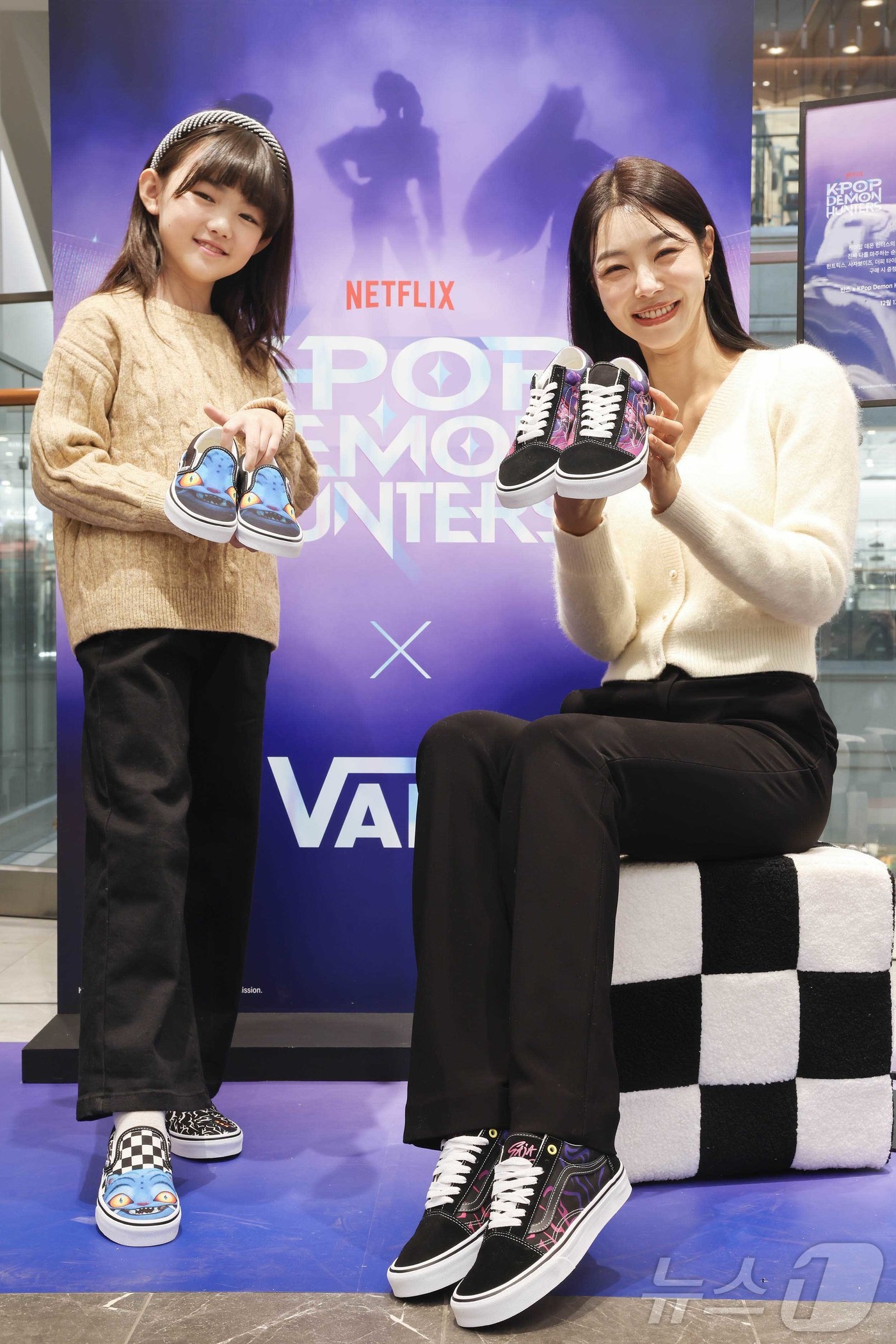 (서울=뉴스1) = 신세계백화점이 서울 강남 신세계백화점 8층 보이드에서 오는 18일까지 오리지널 액션 스포츠/라이프스타일 브랜드 ‘반스’와 넷플릭스 글로벌 화제작 ‘케이팝 데몬 …