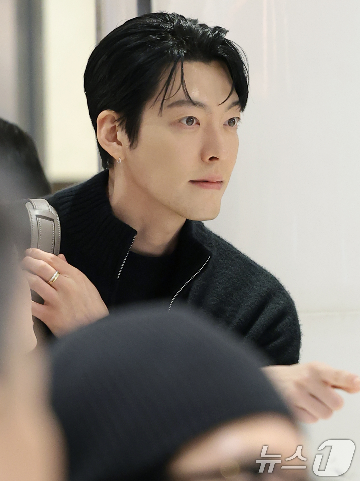 (서울=뉴스1) 권현진 기자 = 배우 김우빈이 12일 서울 송파구 롯데 에비뉴엘 잠실점에서 열린 ‘ALO 홀리데이 팝업’ 기념 포토콜 행사에 참석하고 있다. 2025.12.12/뉴 …