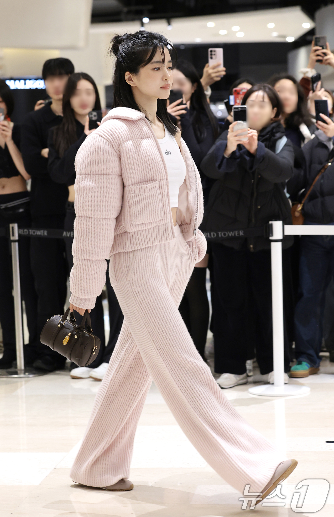 (서울=뉴스1) 권현진 기자 = 배우 김태리가 12일 서울 송파구 롯데 에비뉴엘 잠실점에서 열린 ‘ALO 홀리데이 팝업’ 기념 포토콜 행사에 참석하고 있다. 2025.12.12/뉴 …