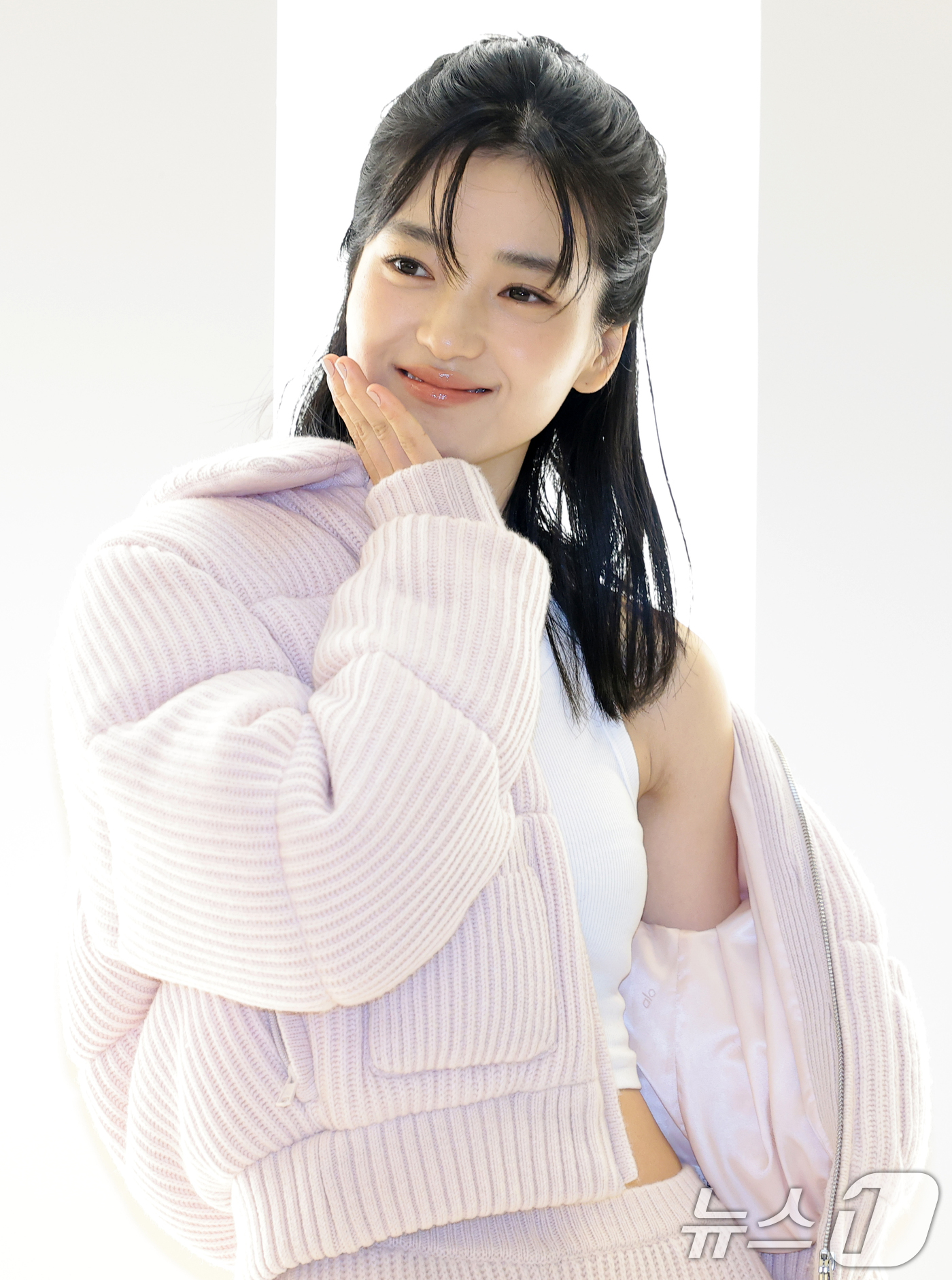 (서울=뉴스1) 권현진 기자 = 배우 김태리가 12일 서울 송파구 롯데 에비뉴엘 잠실점에서 열린 ‘ALO 홀리데이 팝업’ 기념 포토콜 행사에 참석해 포즈를 취하고 있다. 2025. …