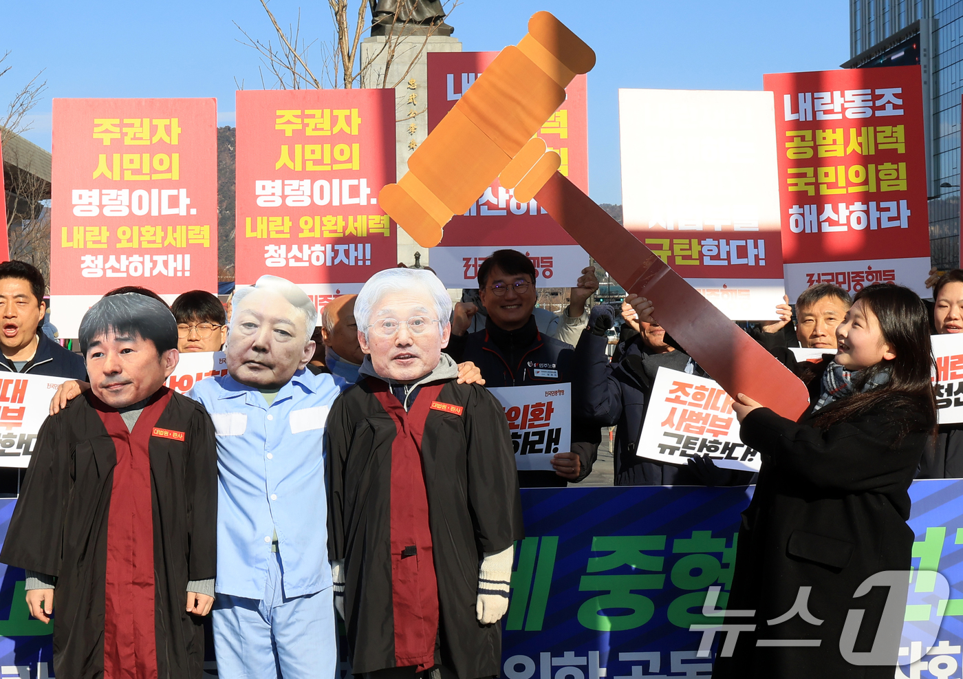 (서울=뉴스1) 이호윤 기자 = 전국민중행동 관계자들이 12일 서울 종로구 이순신동상 앞에서 열린 내란외환 종식과 청산을 위한 공동행동 기자회견에서 퍼포먼스를 하고 있다. 2025 …