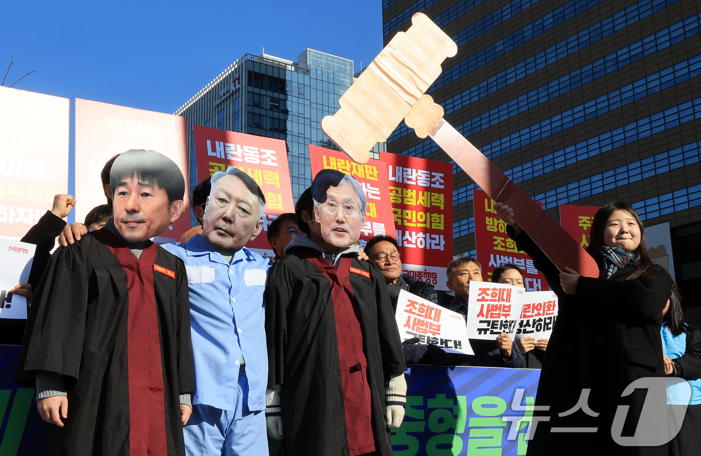 (서울=뉴스1) 이호윤 기자 = 전국민중행동 관계자들이 12일 서울 종로구 이순신동상 앞에서 열린 내란외환 종식과 청산을 위한 공동행동 기자회견에서 퍼포먼스를 하고 있다. 2025 …