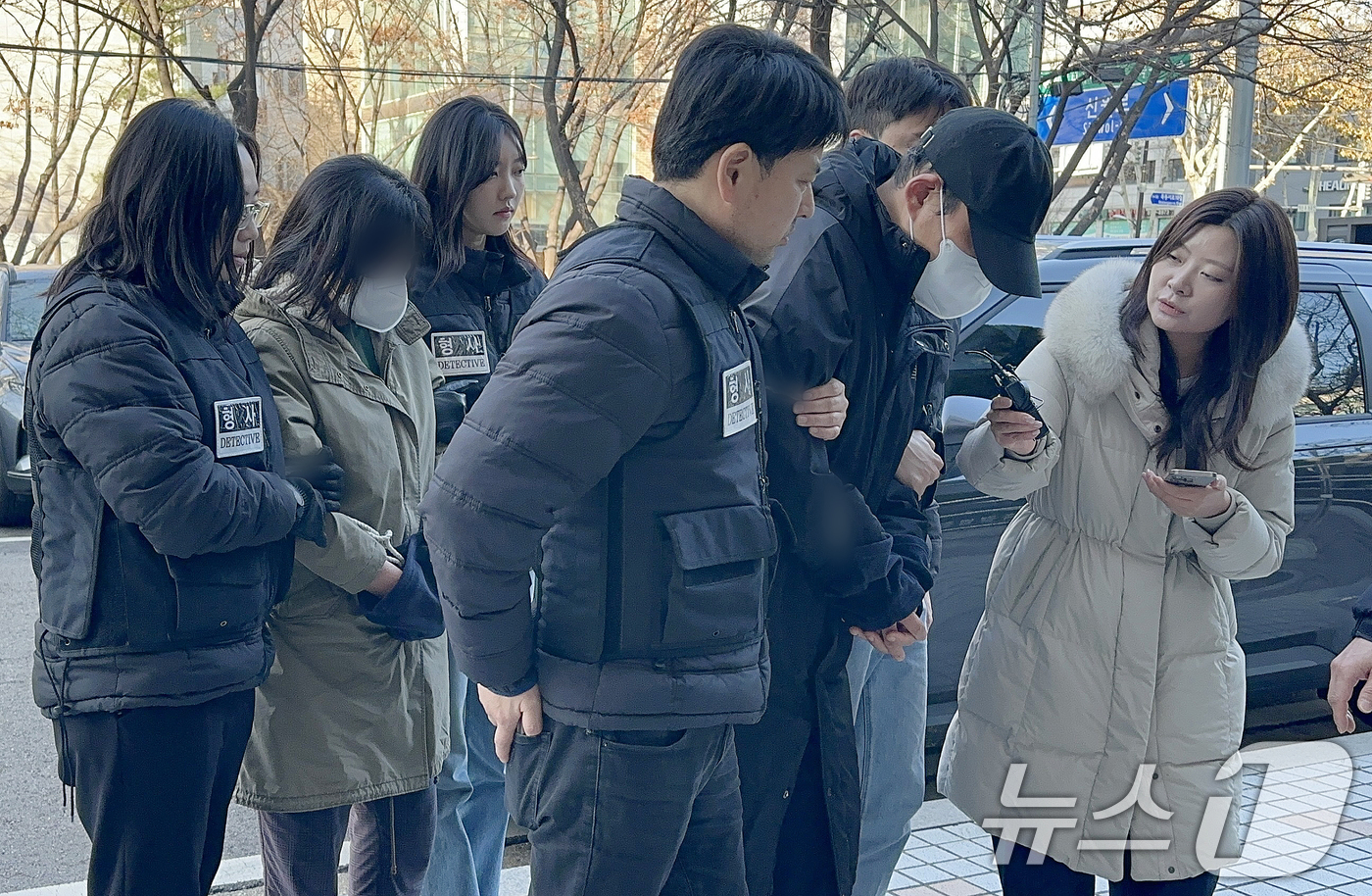 (서울=뉴스1) 강서연 기자 = 70대 어머니를 폭행해 사망에 이르게 한 혐의를 받는 40대 남매가 12일 양천구 서울남부지법에서 열린 구속 전 피의자심문(영장실질심사)에 출석하고 …