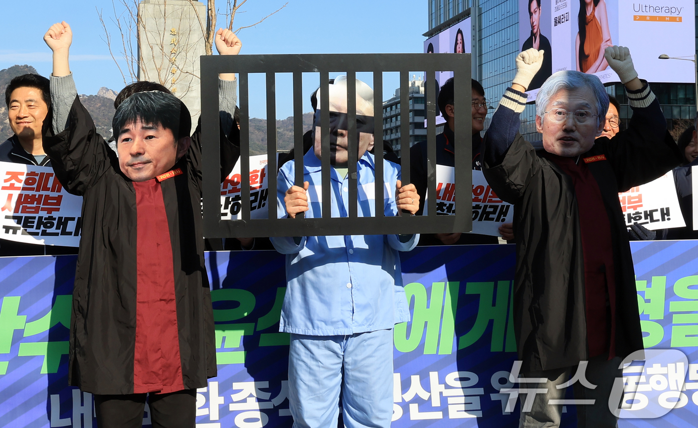 (서울=뉴스1) 이호윤 기자 = 전국민중행동 관계자들이 12일 서울 종로구 이순신동상 앞에서 열린 내란외환 종식과 청산을 위한 공동행동 기자회견에서 퍼포먼스를 하고 있다. 2025 …