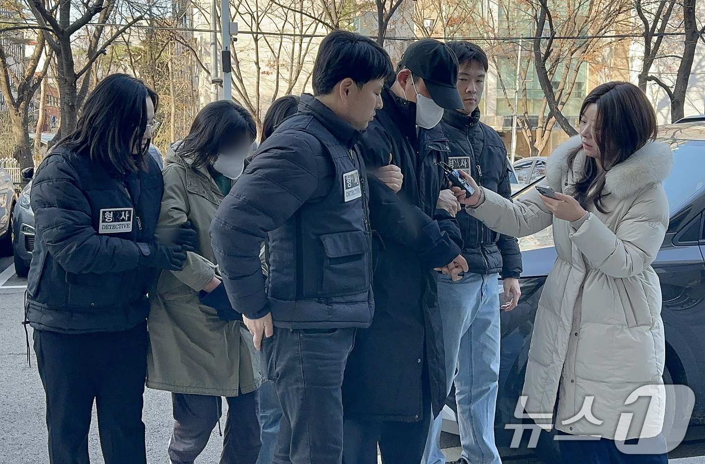 (서울=뉴스1) 강서연 기자 = 70대 어머니를 폭행해 사망에 이르게 한 혐의를 받는 40대 남매가 12일 양천구 서울남부지법에서 열린 구속 전 피의자심문(영장실질심사)에 출석하고 …