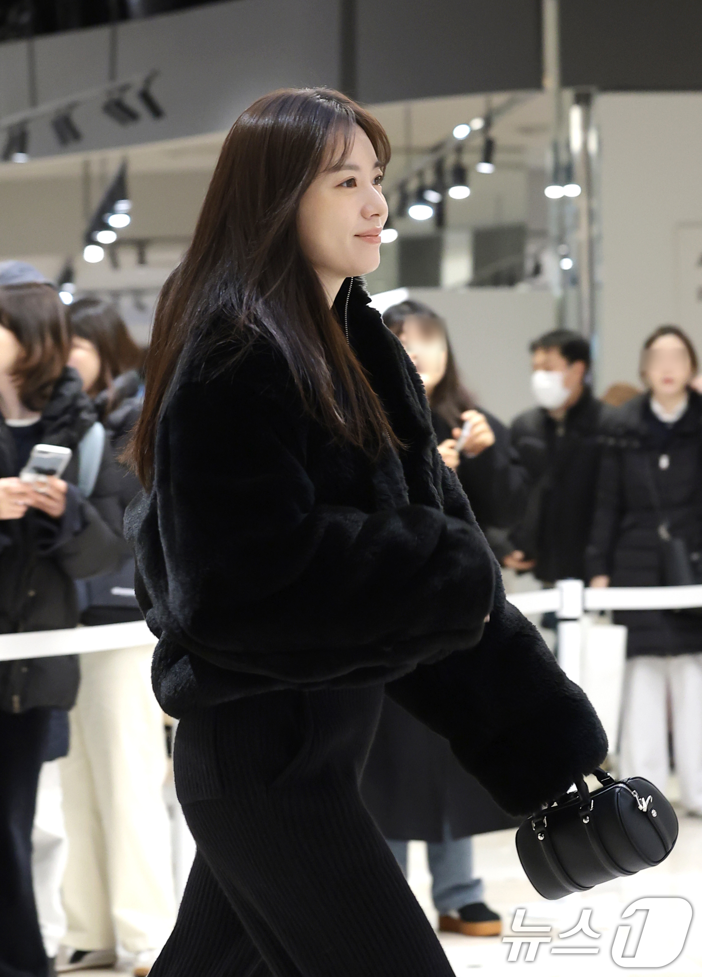 (서울=뉴스1) 권현진 기자 = 배우 한효주가 12일 서울 송파구 롯데 에비뉴엘 잠실점에서 열린 ‘ALO 홀리데이 팝업’ 기념 포토콜 행사에 참석하고 있다. 2025.12.12/뉴 …