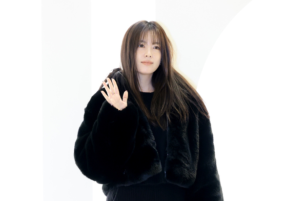 한효주, 부드러운 손 인사