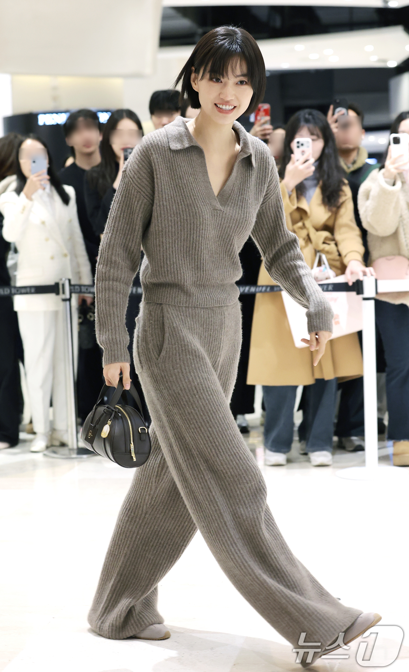 (서울=뉴스1) 권현진 기자 = 배우 김도연이 12일 서울 송파구 롯데 에비뉴엘 잠실점에서 열린 ‘ALO 홀리데이 팝업’ 기념 포토콜 행사에 참석하고 있다. 2025.12.12/뉴 …